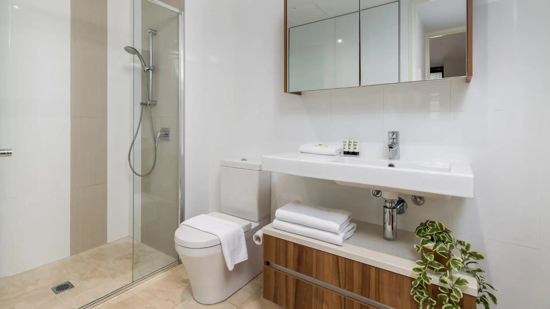 Spacious 1-Bed With View In Central Location Canberra Australien