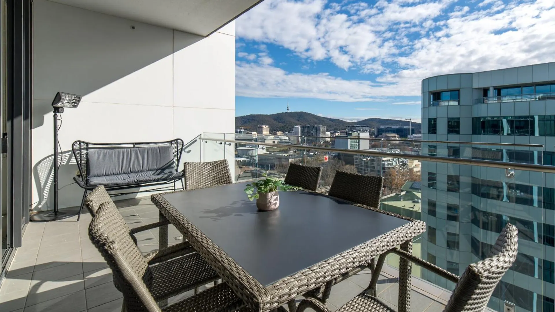 Spacious 1-Bed With View In Central Location Canberra